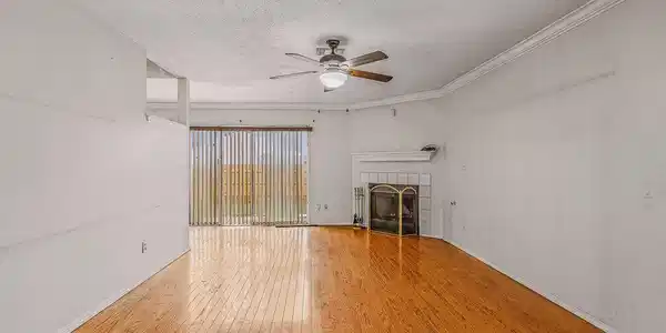 Image 4: Living Room