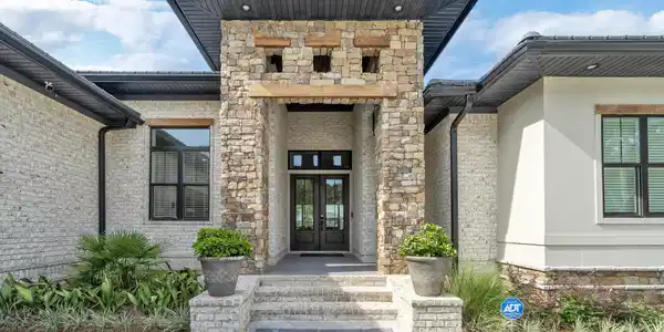 Image 3: 64 Lagrange Cove