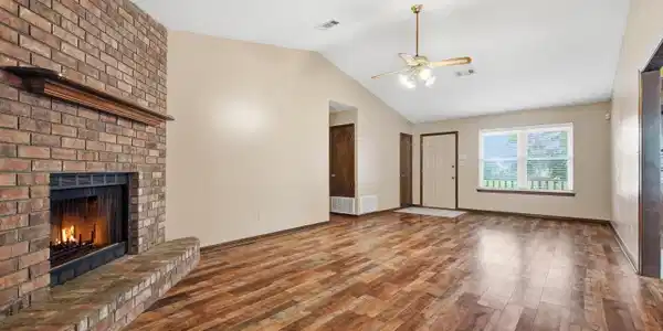 Image 4: Living Rm1