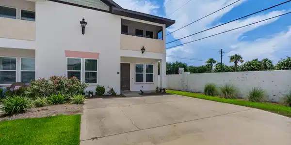 Image 3: End unit - 2296 sq ft of living