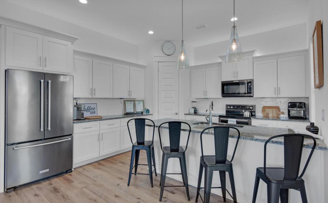 Image 4: kitchen
