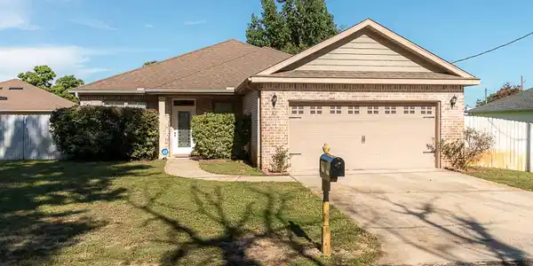 Image 2: 41 Cactus Road - 002