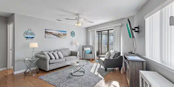 Image 4: Living room