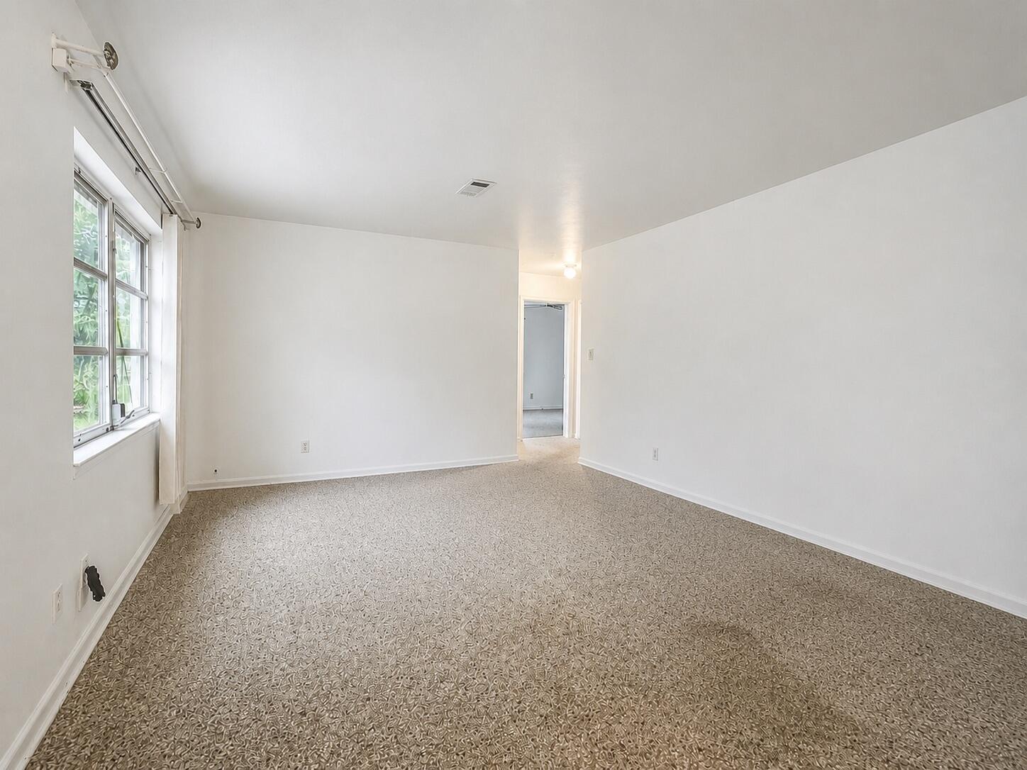 Image 3: Living Room - 325 Avon Ln