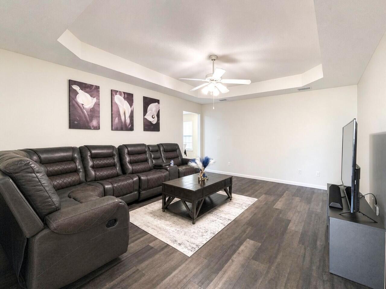 Image 4: 19-interior_living_room_1