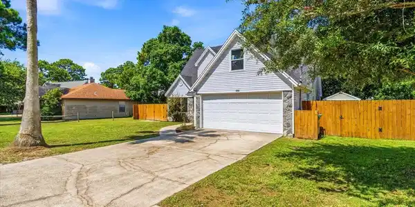 Image 2: 02-209 Seville Cir-3