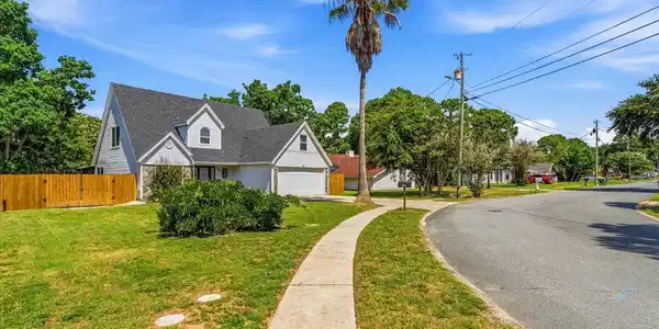Image 3: 03-209 Seville Cir-4
