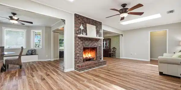 Image 4: Living Room