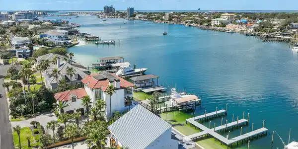 Image 4: web_609 Lagoon Drive _200