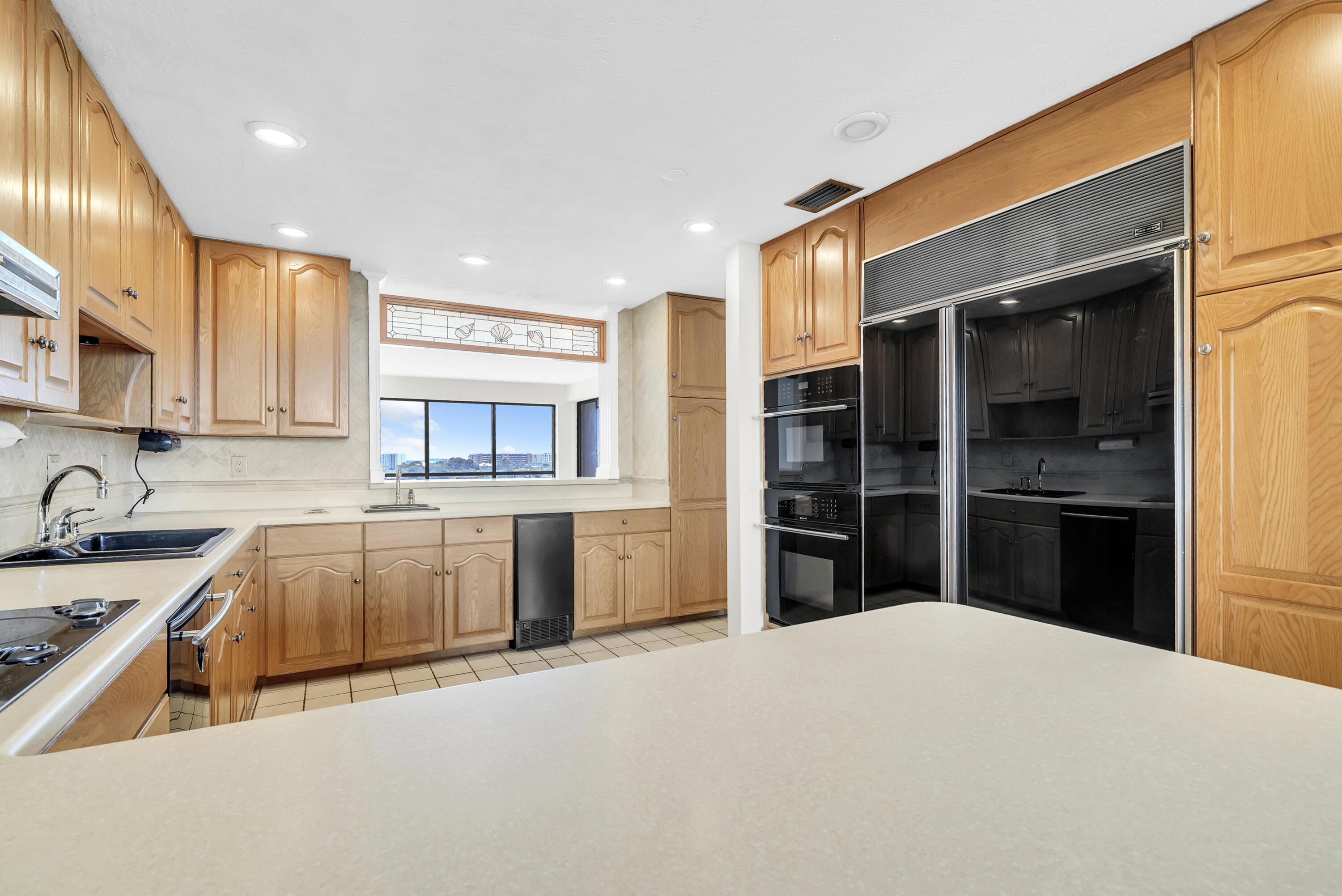 Image 4: 200 West Unit 402
