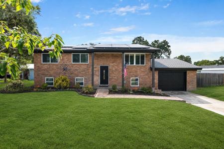 102 NW Robinwood Drive