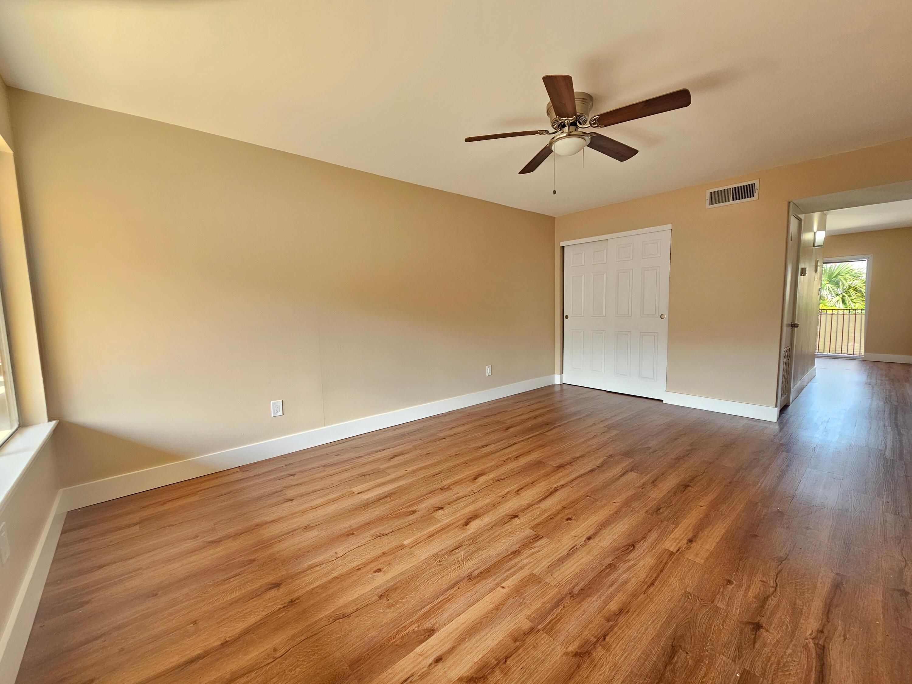Image 3: Living Room2