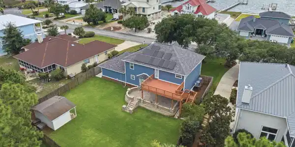 Image 2: Waterview and beach neighborhood