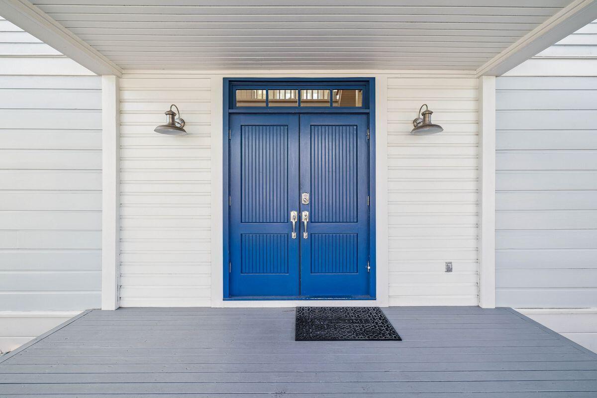 Image 3: FRONT PORCH