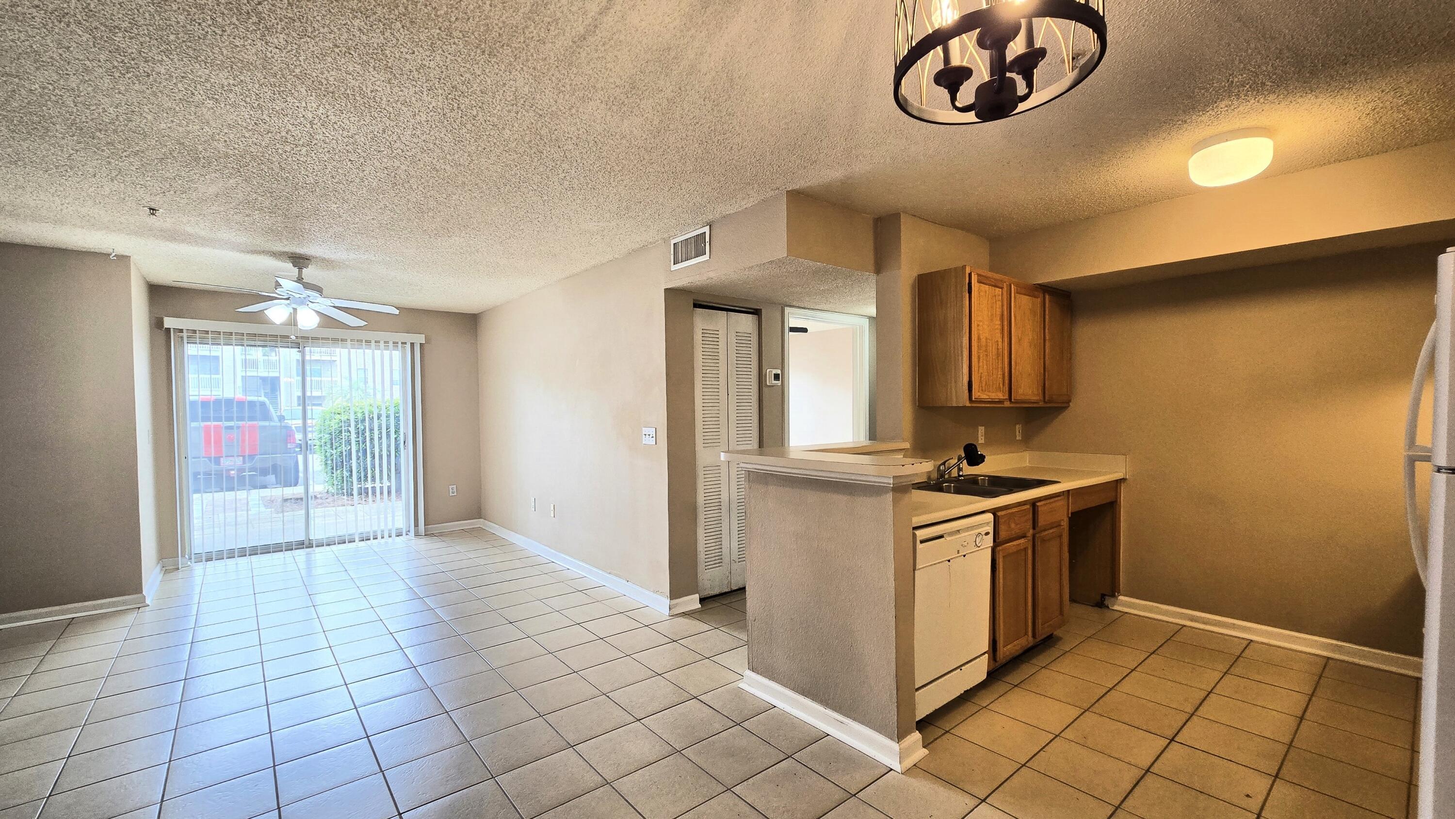 Image 4: Kitchen Living