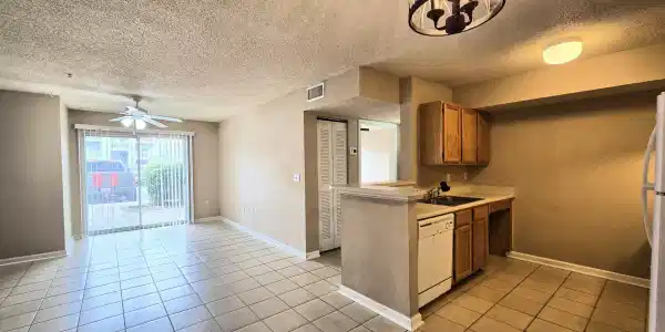 Image 4: Kitchen Living