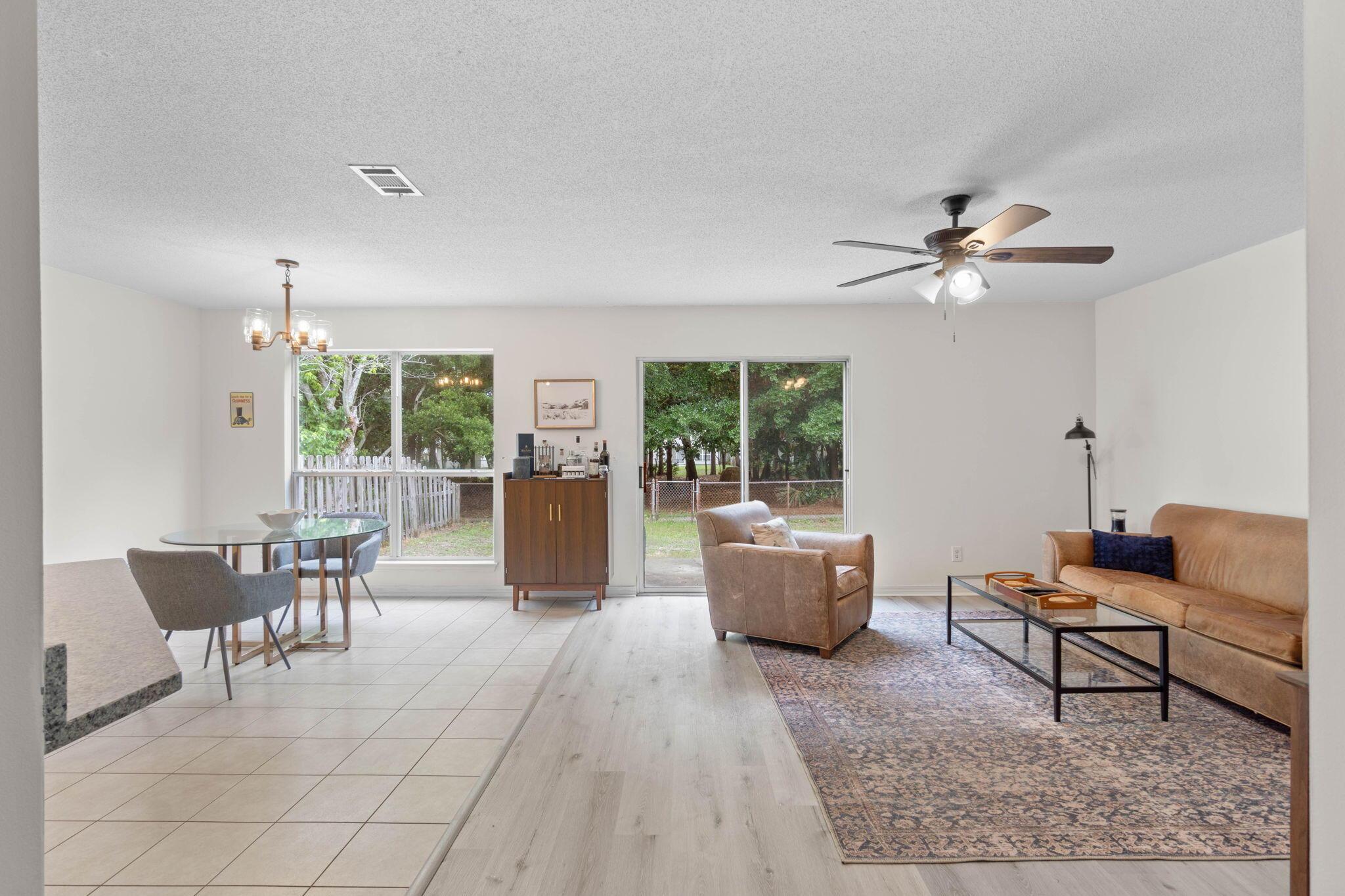 Image 2: Livingroom & Dining room