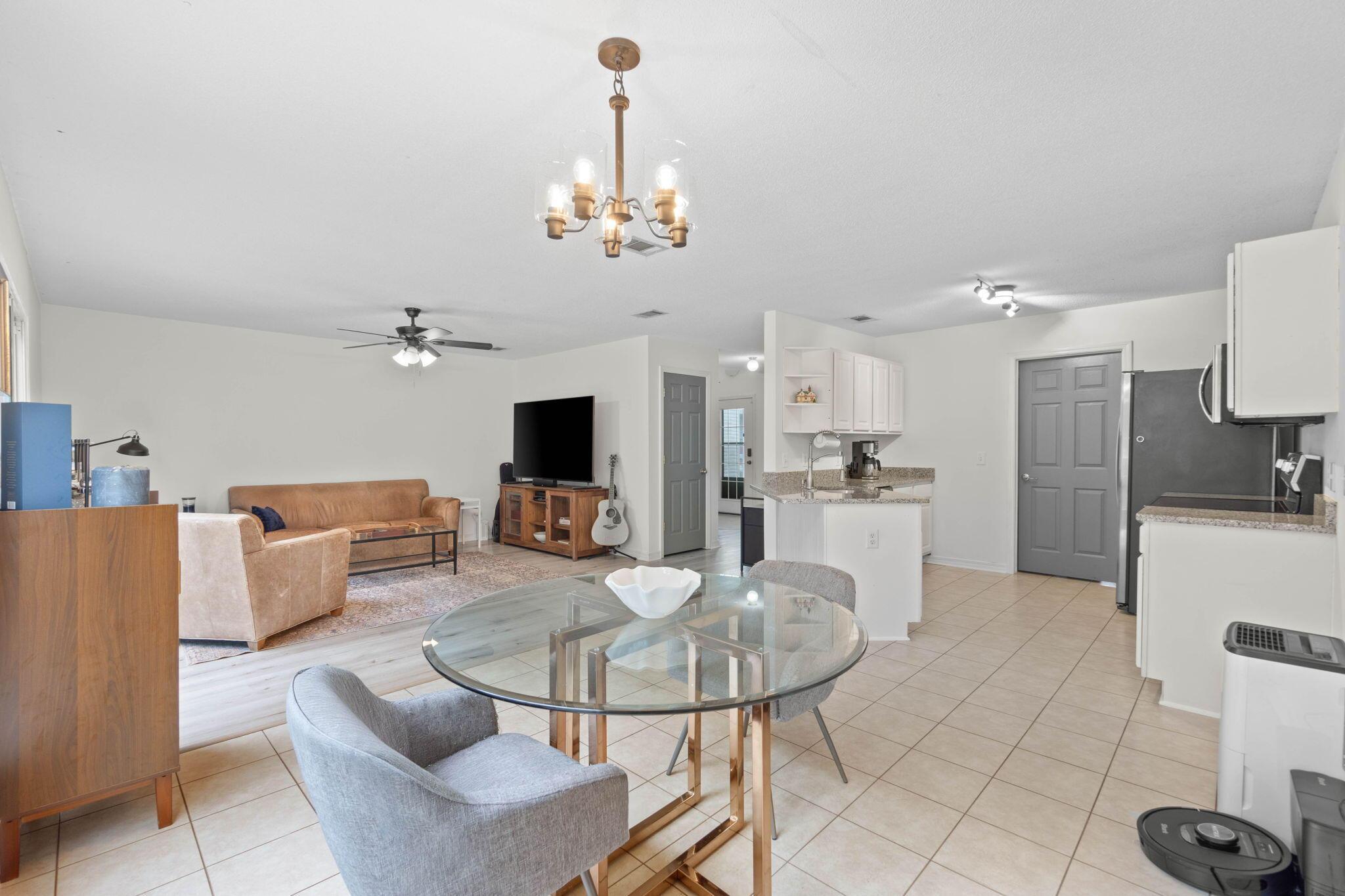 Image 3: Dining room & Kitchen & Livingroom