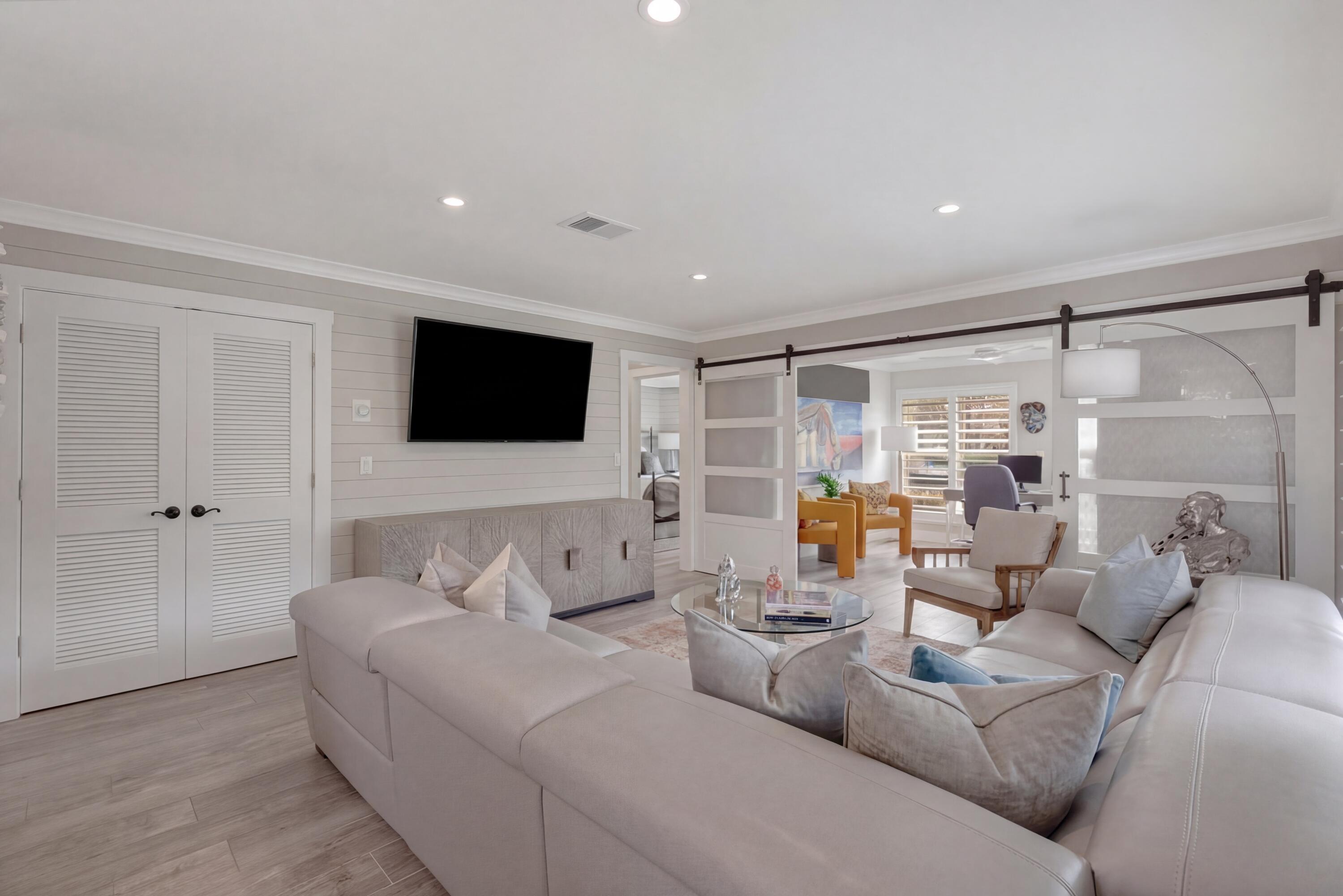 Image 4: Bright living room