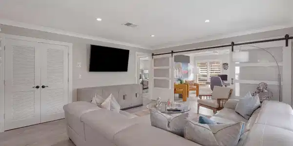 Image 4: Bright living room