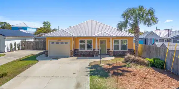 Image 2: 22611 Hilltop Ave.