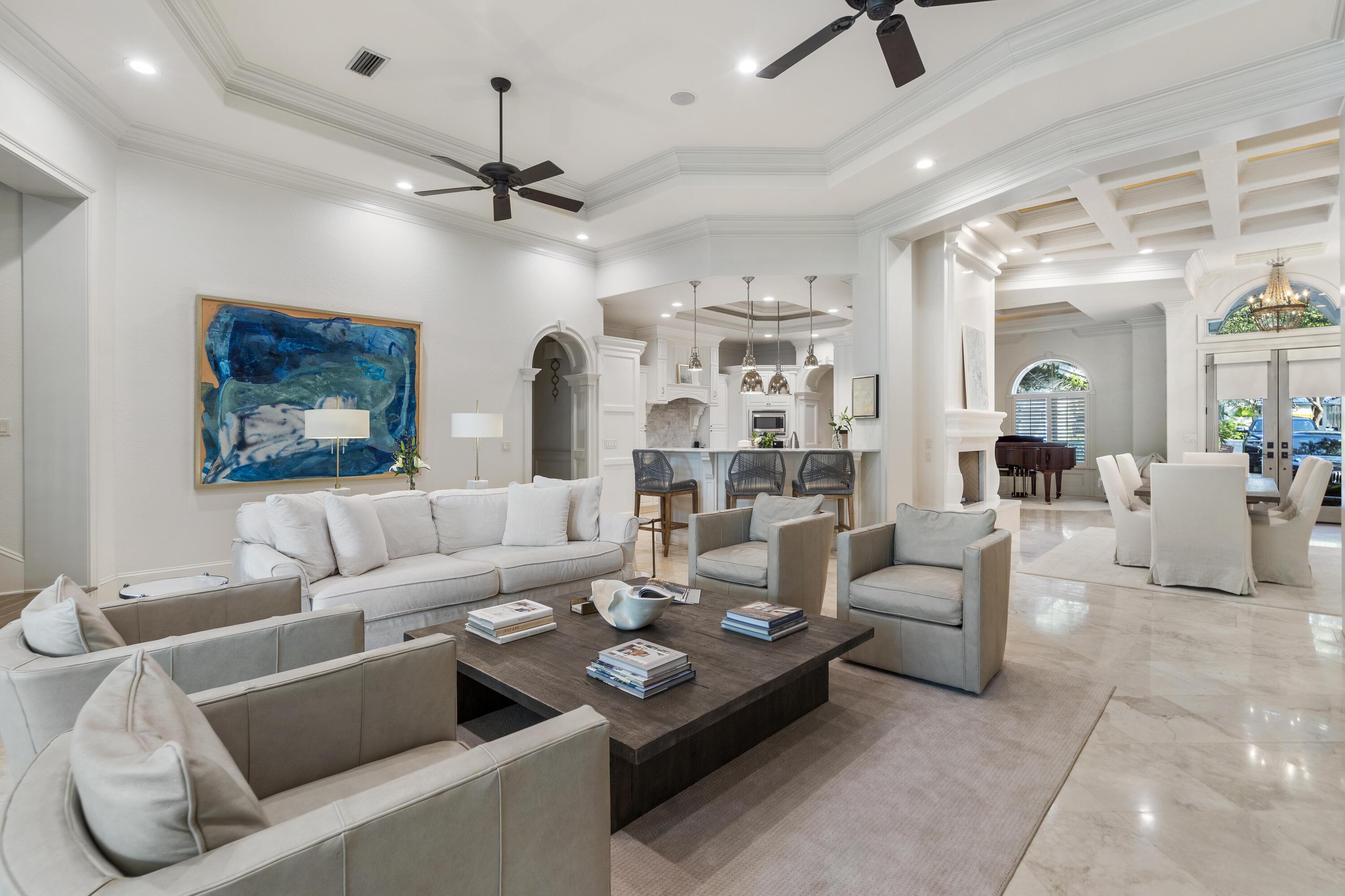 Image 4: Living Room