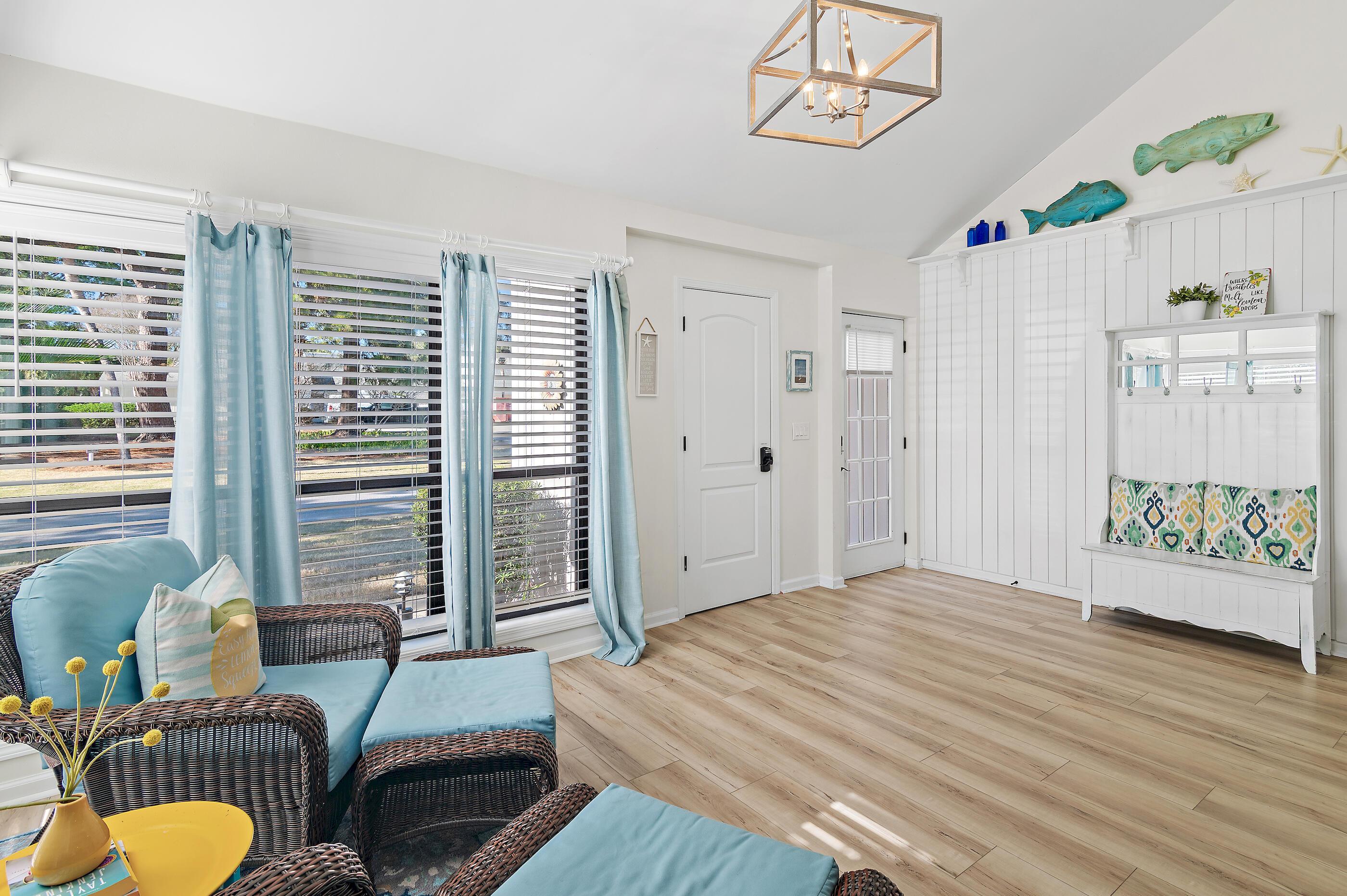 Image 3: Front sitting area