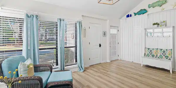 Image 3: Front sitting area