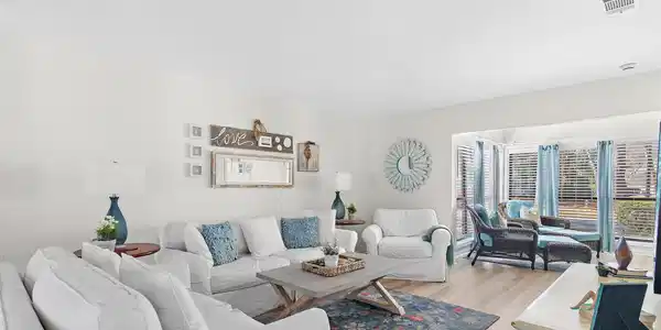 Image 4: Living area with sitting room