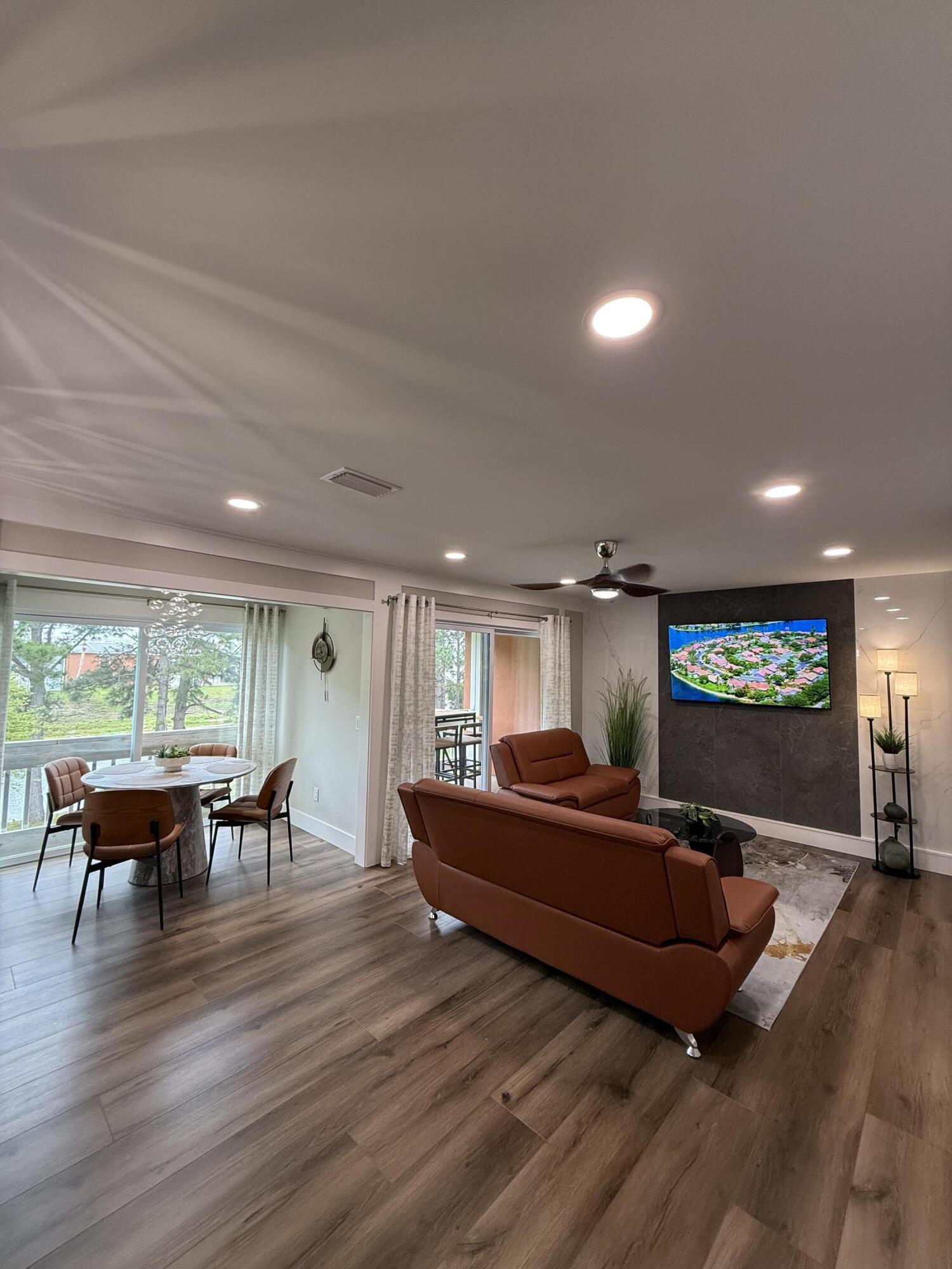 Image 4: Living Area