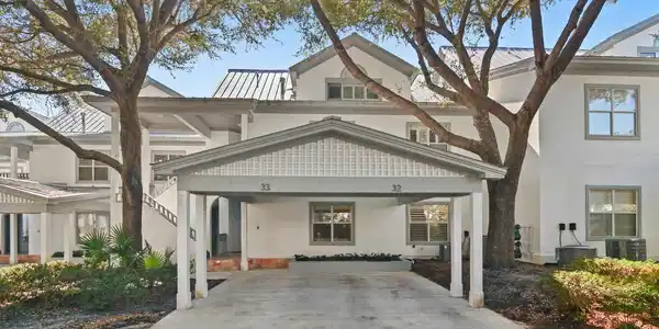 Image 2: Carport