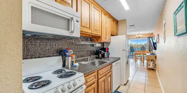Image 4: Kitchen
