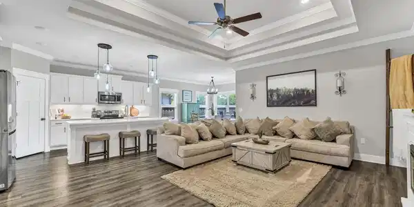 Image 4: Living Room