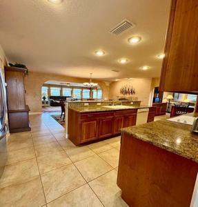 16 NE Wedgewood Lane