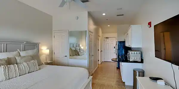 Image 4: Gorgeous studio!