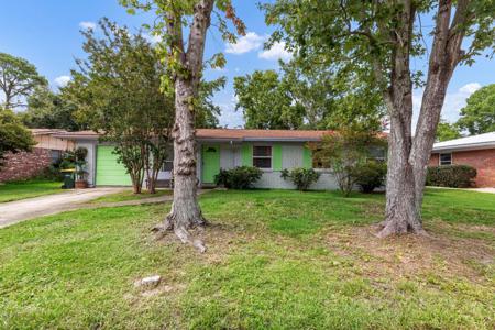 221 SW Deluna Road