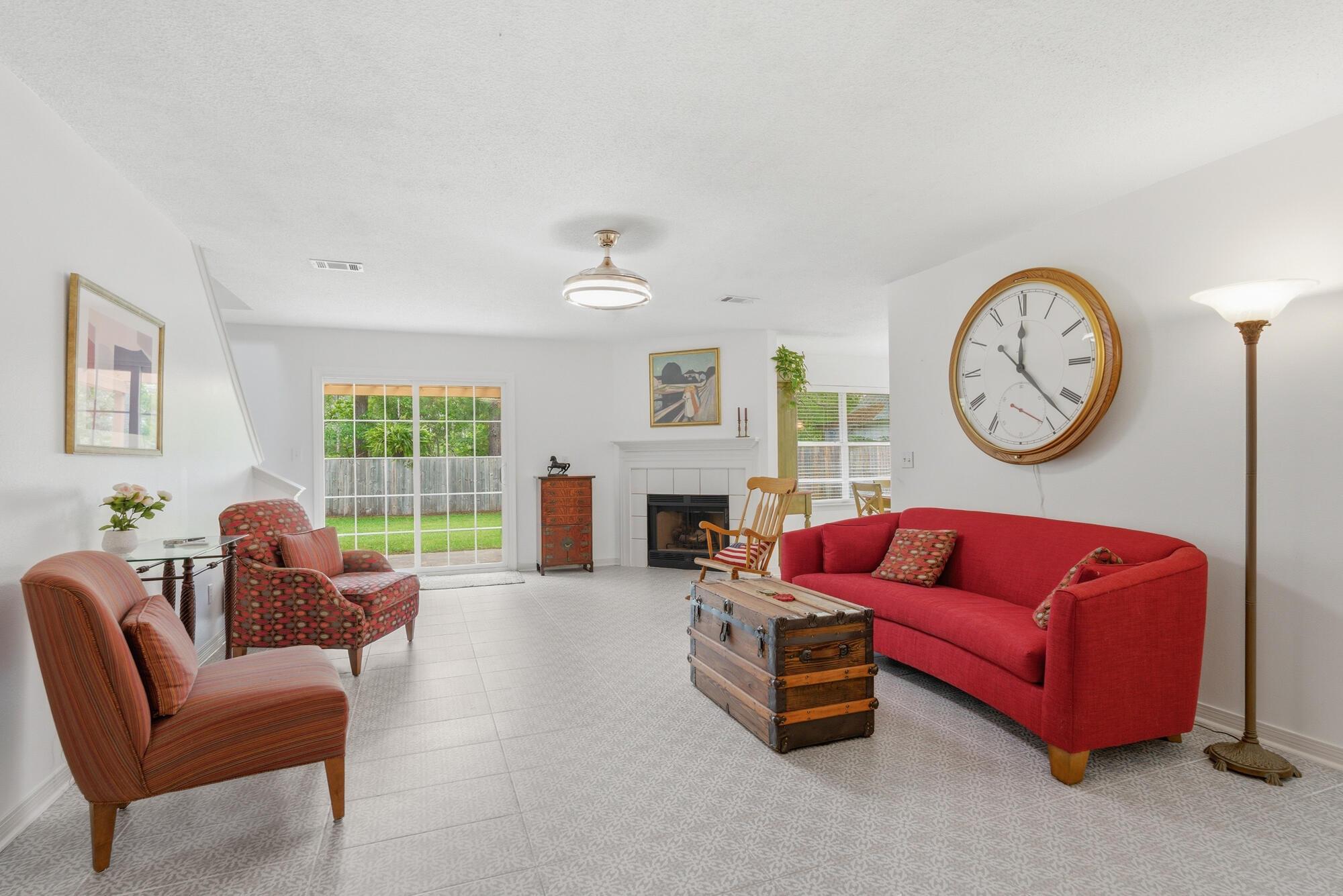 Image 4: Living Room