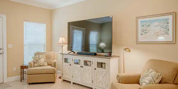 Image 3: Living Room