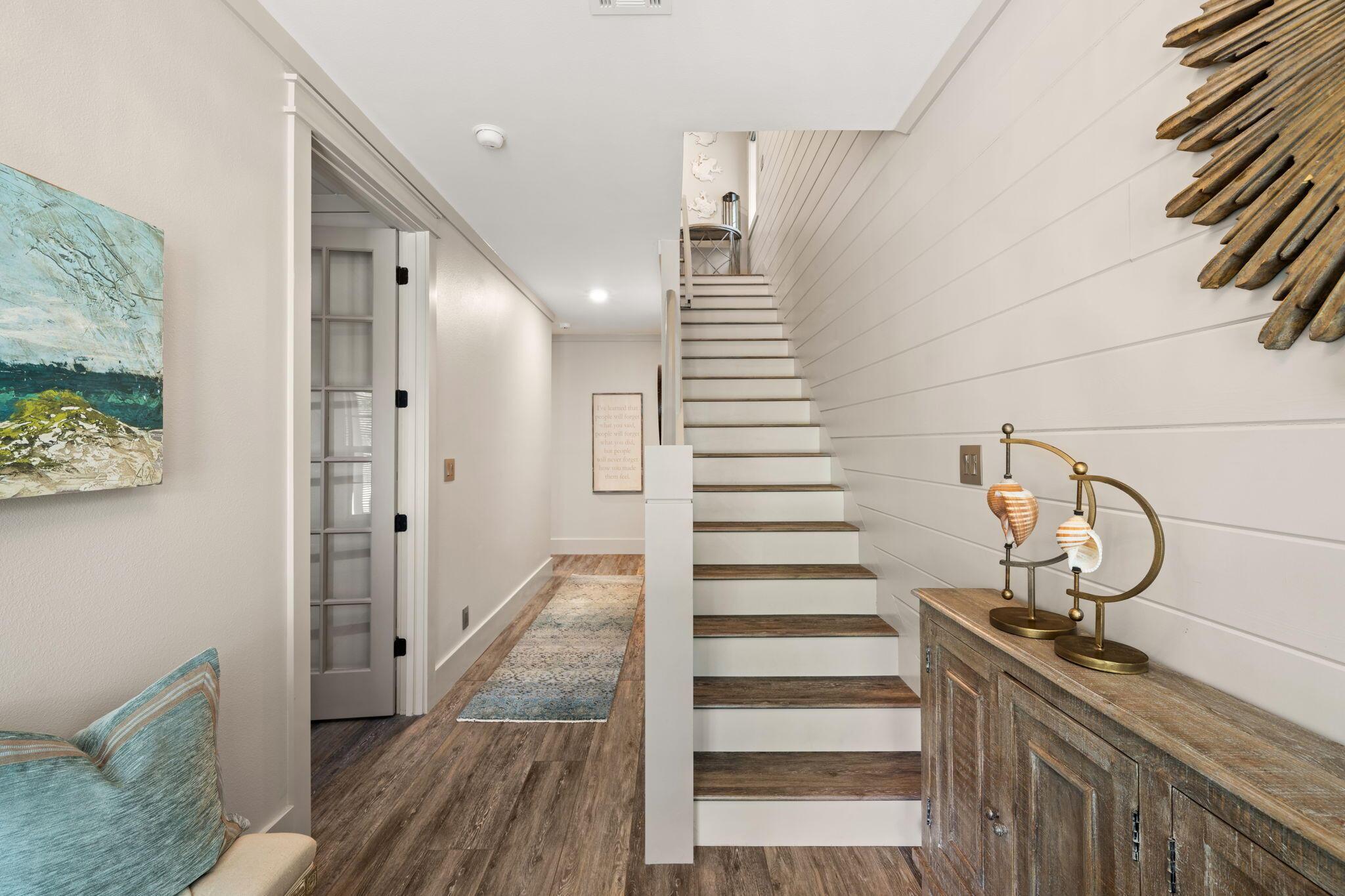Image 4: Foyer
