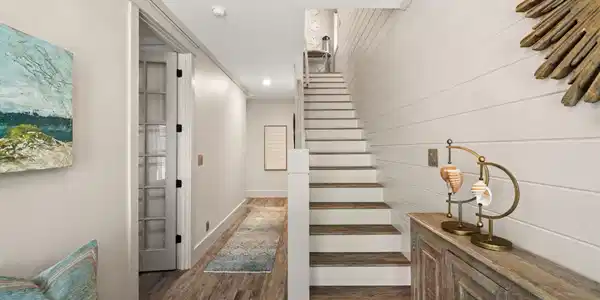Image 4: Foyer