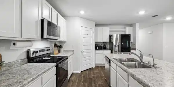 Image 4: Kitchen