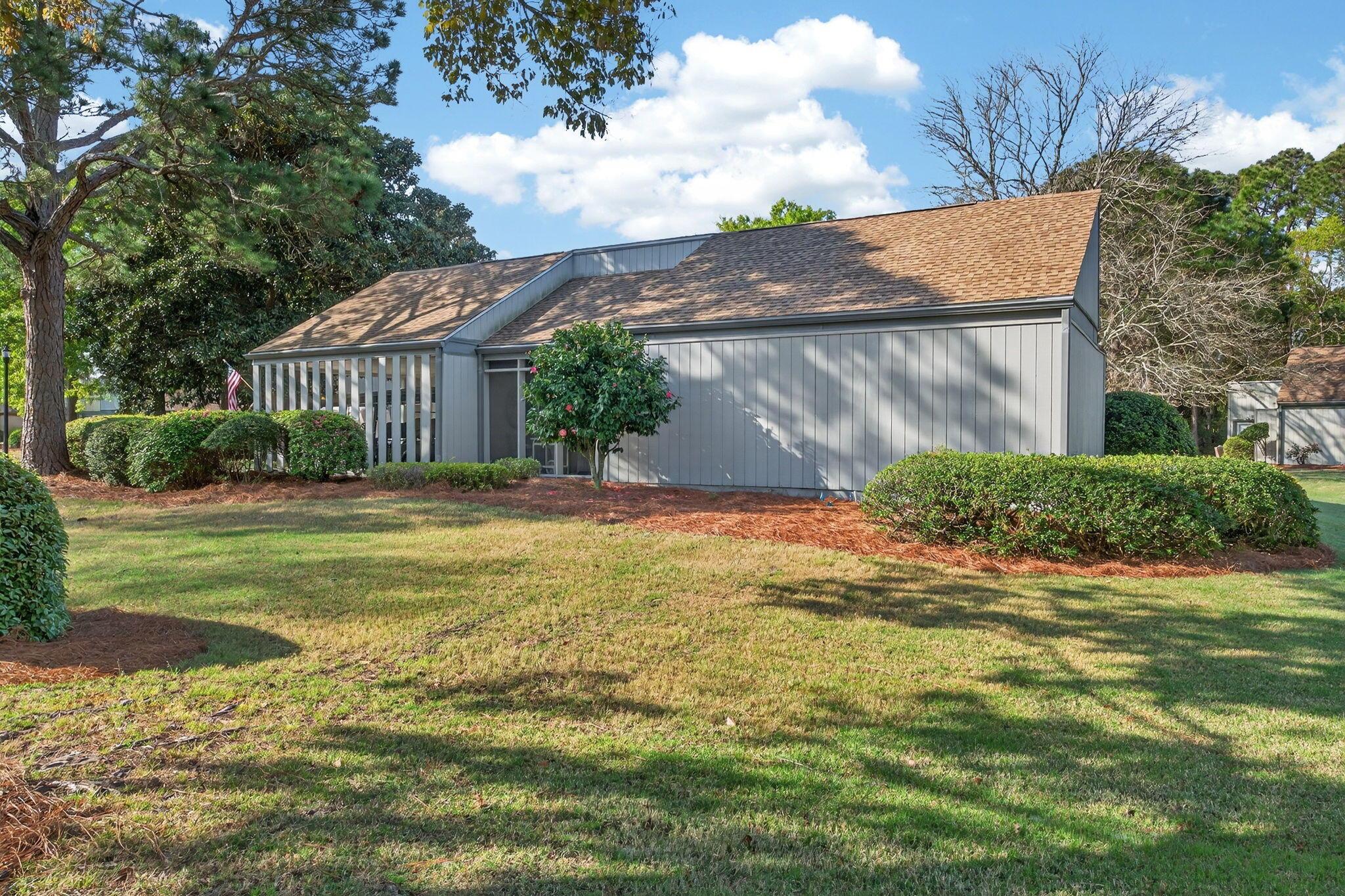 Image 4: Free standing condo on corner lot