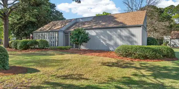 Image 4: Free standing condo on corner lot