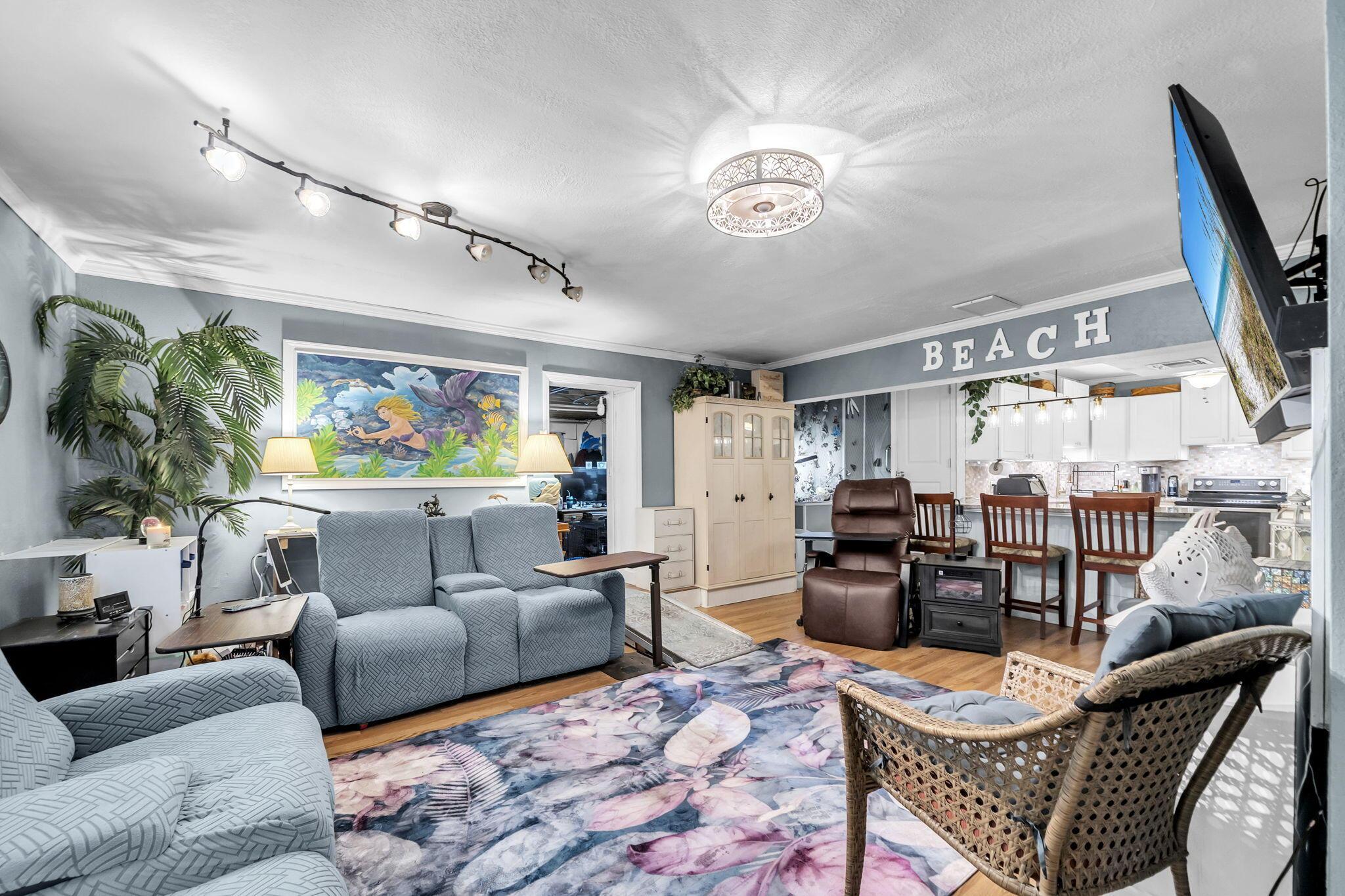 Image 3: Hilltop Unit A- Living Room
