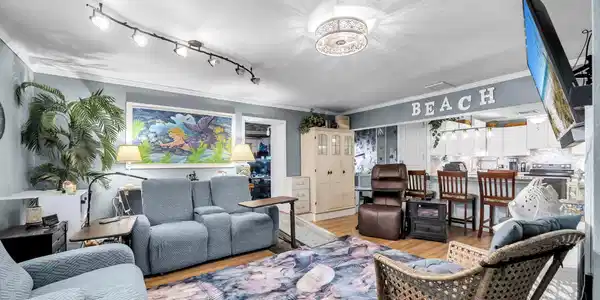 Image 3: Hilltop Unit A- Living Room