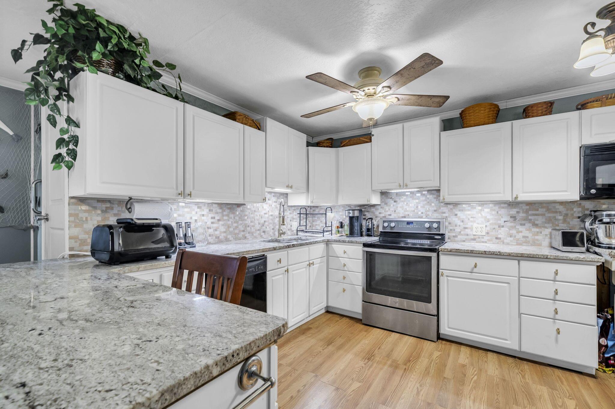 Image 4: Hilltop Unit A- Kitchen