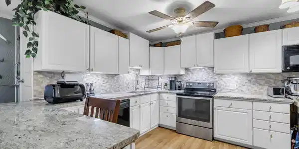 Image 4: Hilltop Unit A- Kitchen