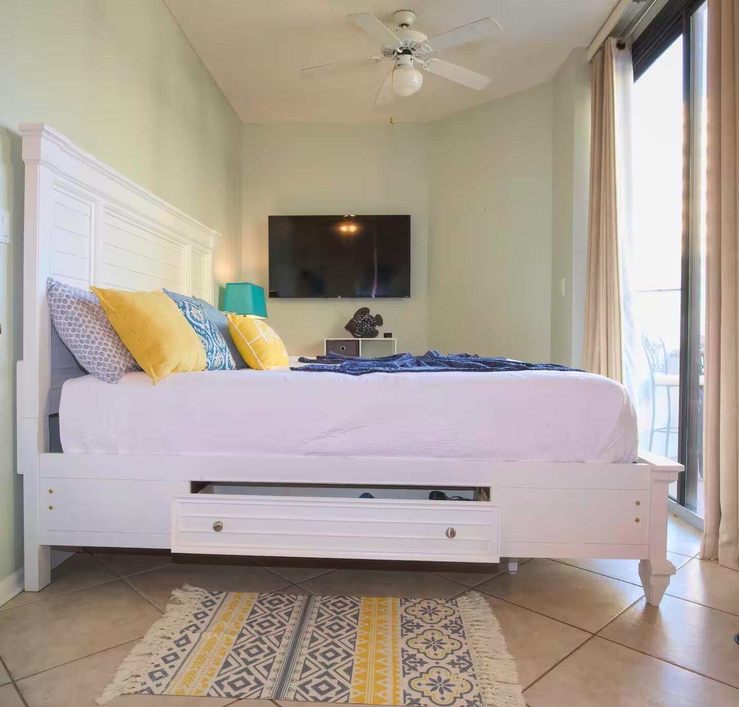 Image 3: Bedroom