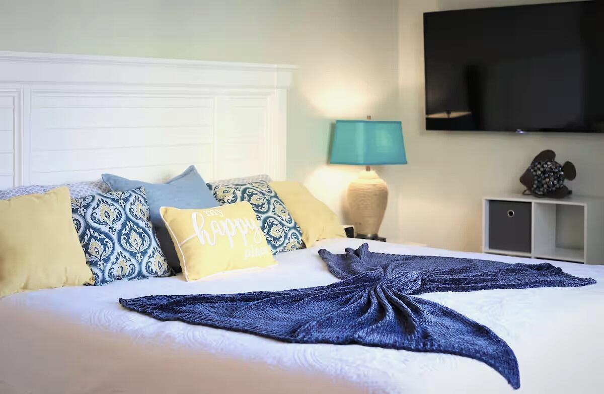 Image 4: Bedroom