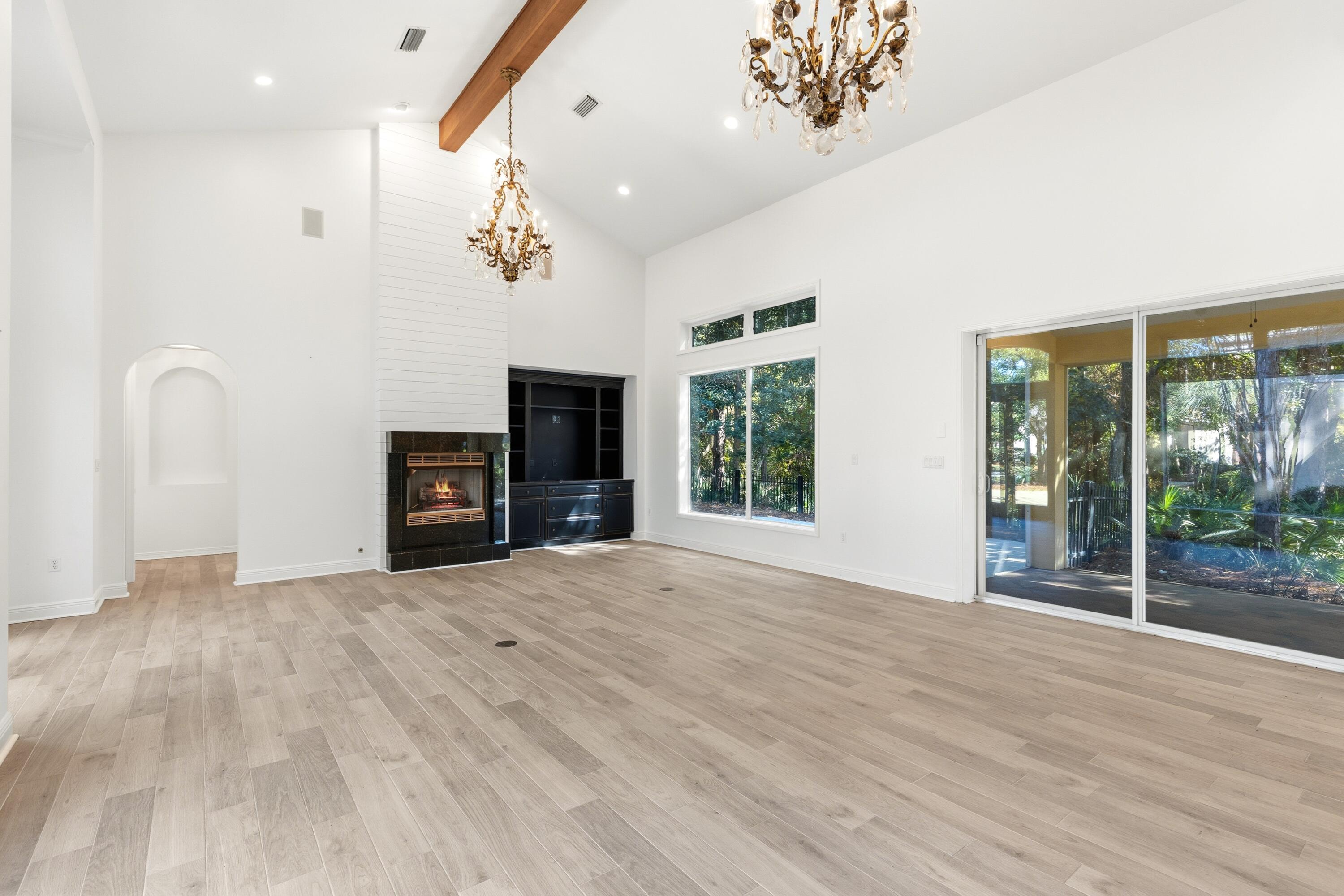 Image 4: Living Room